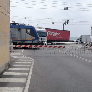 Aurelia e passaggi a livello, stavolta tocca a Borgio: tir sfonda la sbarra, traffico rallentato (FOTO)