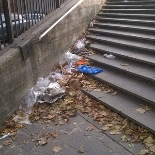 Il degrado in piazza del Popolo e ai piedi del tribunale a Savona