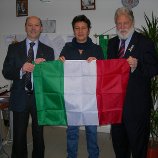 150° Unità d'Italia, una bandiera tricolore donata agli alunni di Spotorno e Noli