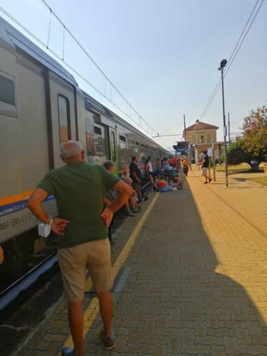 Incendio lungo la ferrovia a Trofarello blocca tutti i treni per la Liguria: convogli fermi per ore sotto il sole