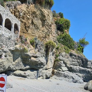 Caduta massi sulla spiaggia di Albisola, il sindaco firma l'ordinanza: divieto immediato di utilizzo e passaggio