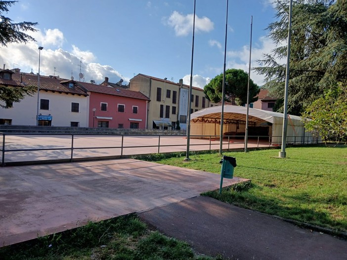 Smontaggio tensostruttura in piazza Genta, Ferraro (Insieme per Carcare): &quot;Prima era un rischio per i bambini, ora non più? Mirri: &quot;Non merita risposta&quot;