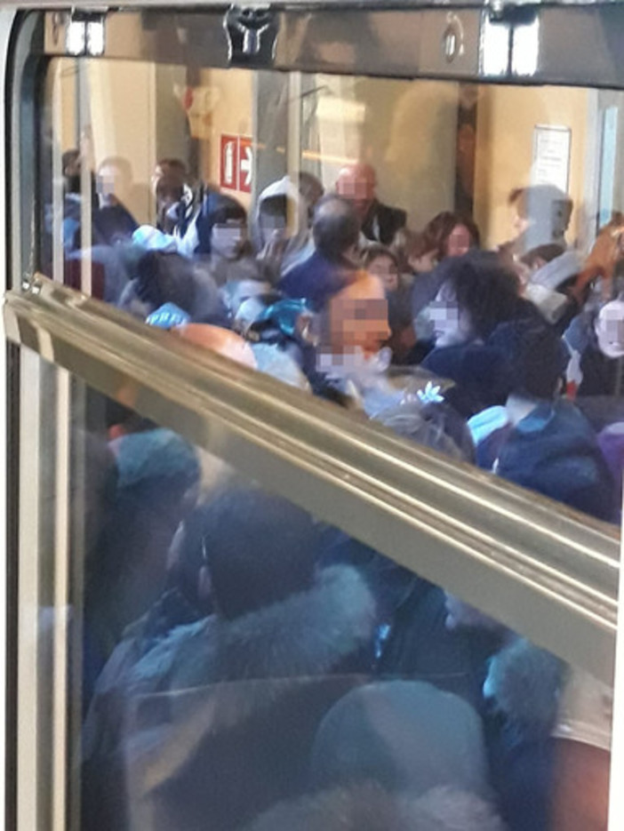 &quot;Pagare il biglietto del treno per fare due ore di viaggio inscatolati come sardine!&quot;