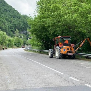 Cengio, sfalcio erba in tutto il territorio comunale: proseguono i lavori (FOTO)