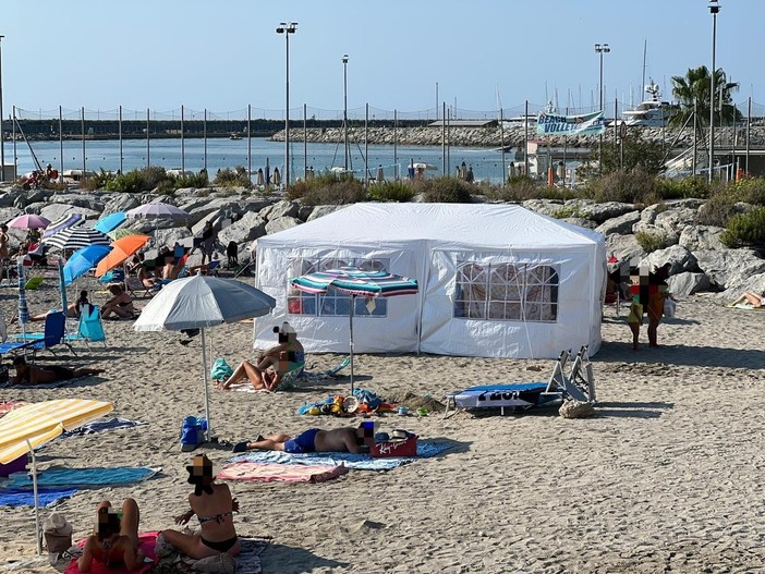 Pietra, tenda abusiva installata sulla spiaggia: sequestrata dalla Polizia Locale, 200 euro di multa ai proprietari