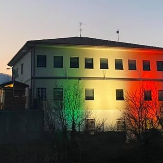 Coronavirus, Roccavignale accende il tricolore sul palazzo comunale: &quot;Uniti si vince&quot; (FOTO)