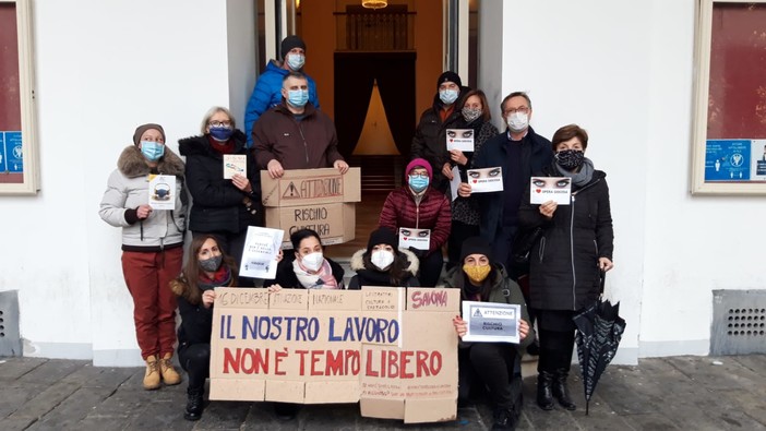 Il mondo della cultura scende in piazza a Savona: &quot;Non è tempo libero!&quot; (FOTO)