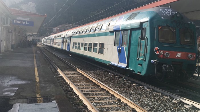 Atto vandalico sul treno regionale Savona-Ventimiglia: identificato il responsabile