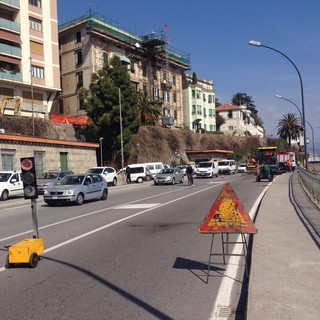 Lavori di asfaltatura sull'aurelia, traffico in tilt a Savona