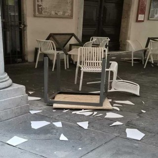 Savona, vandali danneggiano tavoli e sedie del bar-paninoteca di Piazza Chabrol