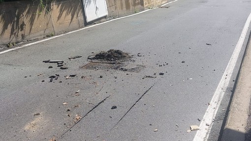 Si rompe un tubo e si crepa l'asfalto: chiusa via alla Rocca a Savona (FOTO)