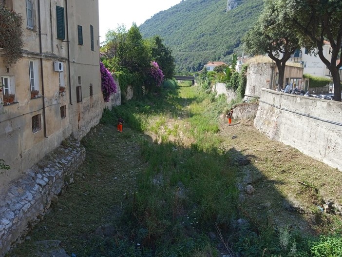 Finale, partita la pulizia dei corsi d'acqua. Interventi nei centri abitati e anche a monte