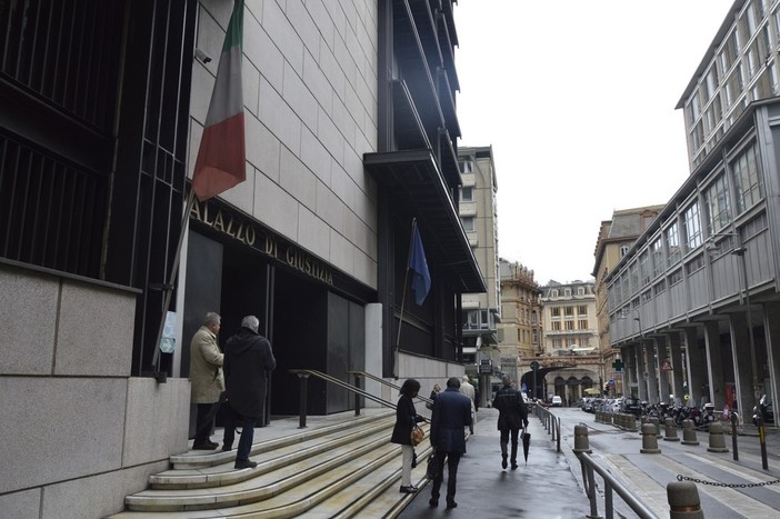 Nuovo allarme bomba al tribunale: palazzo evacuato e artificieri alla ricerca di pacchi sospetti