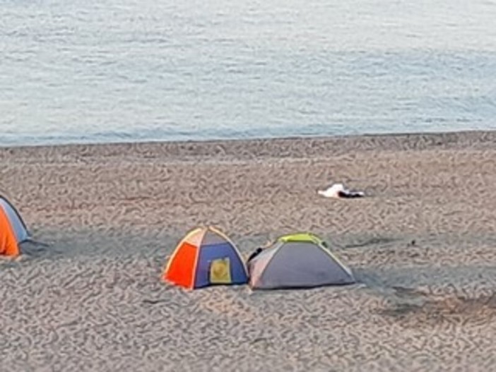 Operazione della polizia municipale alla spiaggia alla foce del Letimbro contro i campeggiatori abusivi