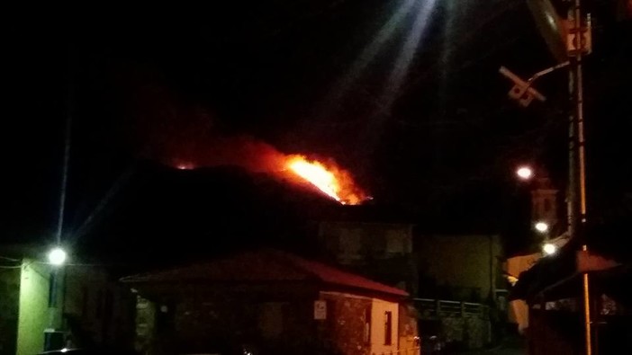 Bruciano anche le colline sopra Vendone, tre incendi stanno devastando la Provincia di Savona