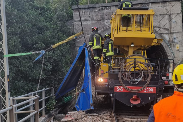 Materiale disperso dalla A10 sulla linea ferroviaria: riprende la circolazione dei treni tra Ventimiglia e Genova