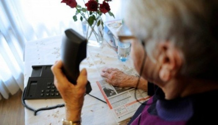 Albenga, si finge operatrice delle Poste al telefono per farsi rilasciare i dati bancari