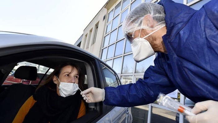 Covid, dal primo gennaio in Liguria oltre un milione di tamponi, Toti: &quot;Sistema non può più reggere&quot;