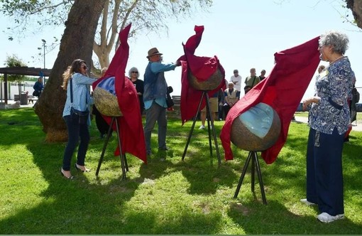 Savona, inaugurate nei giardini delle Fornaci le tre lune del maestro Yilli Plaka