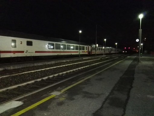 Circolazione ferroviaria sospesa tra Genova e Sestri Levante. Rallentamenti tra Savona e Ventimiglia