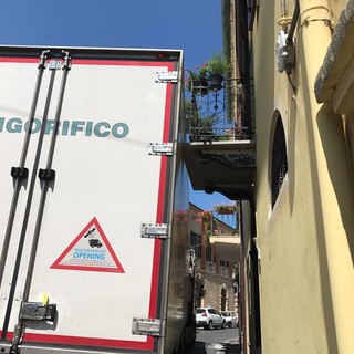 Camion distrugge un terrazzino a Bastia d'Albenga (FOTOgallery)