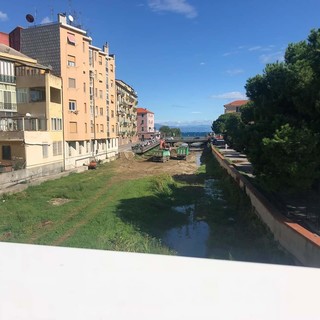 Vado, sversamento di liquami nel rio Calcinara: divieto di balneazione alla foce del torrente Segno