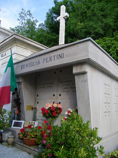 Cuscino di fiori sulla tomba di Pertini