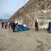 Savona, il maltempo non ferma i campeggi e bivacchi sulle spiagge, 30 sgomberi eseguiti dalla municipale