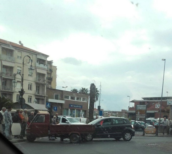 Tamponamento in Piazza del Popolo ad Albenga