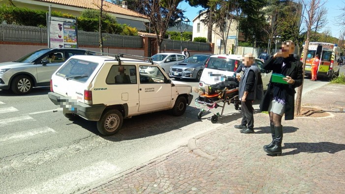 Albenga, tamponamento tra auto in via Leonardo Da Vinci: un ferito lieve (FOTO)