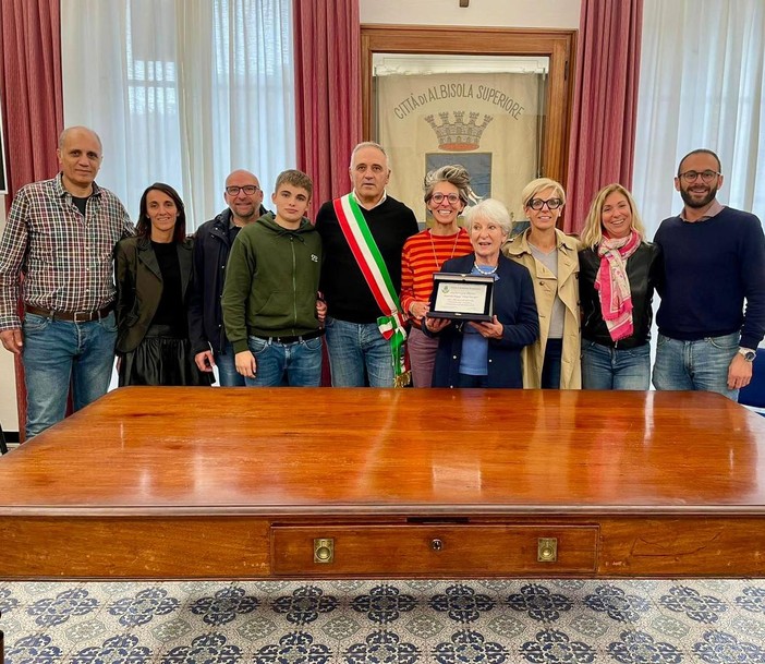 Albisola, consegnata una targa per i 60 anni di attività all'agenzia di viaggi della famiglia Ratto (FOTO)