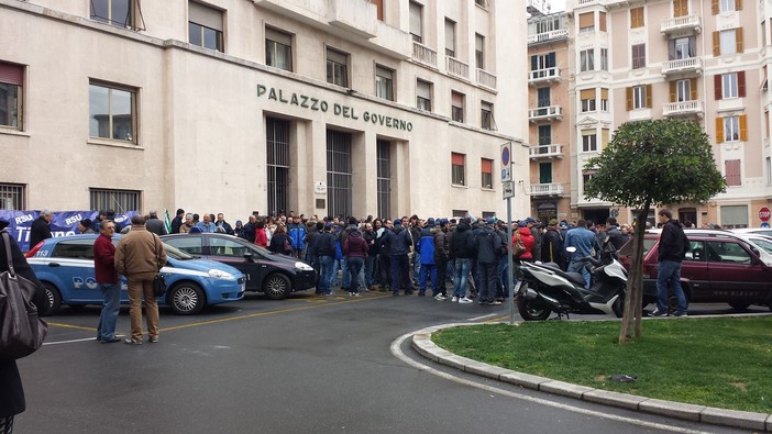 &quot;Senza lavoro non c'è salute&quot;, presidio dei lavoratori della Tirreno Power in Prefettura a Savona