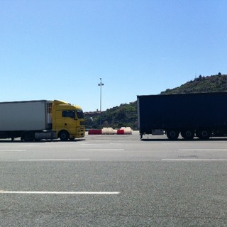 Forte vento nel savonese, sconsigliato transito teloni e camion sulla A10 e A6