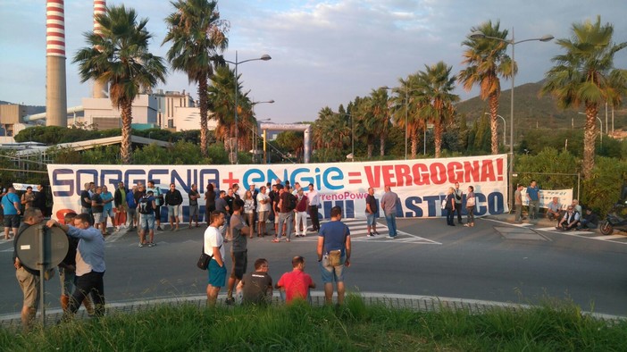 Lavoratori sul piede di guerra dicono no alla mobilità: blocco ai cancelli di Tirreno Power