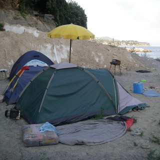 Celle, no agli accampamenti, accensione fuochi e feste in spiaggia: il sindaco firma l'ordinanza