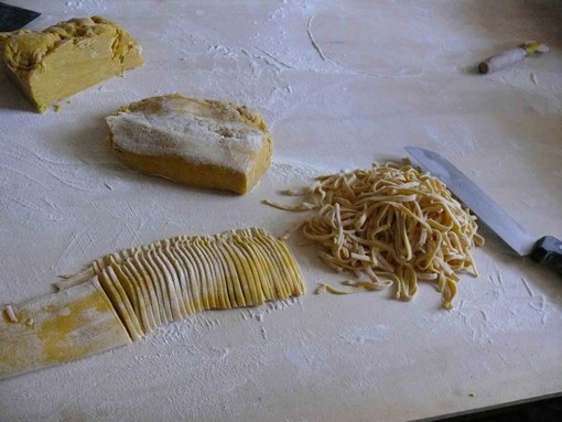 Un piatto di pasta per aiutare gli anziani soli