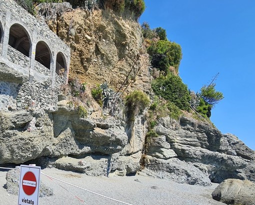 Caduta massi sulla spiaggia di Albisola, il sindaco firma l'ordinanza: divieto immediato di utilizzo e passaggio