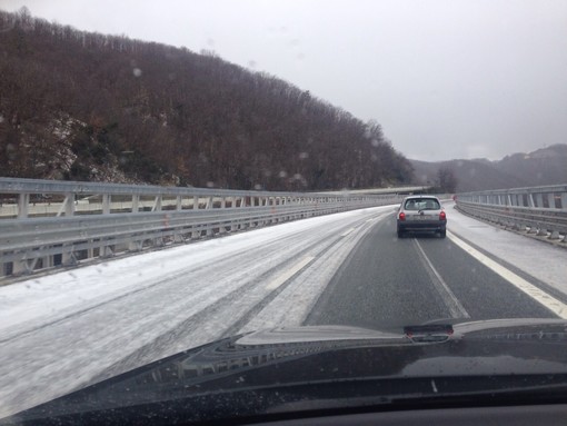 Sulla Torino-Savona è arrivata la neve, leggera ma presente. Sulla costa grandine in alcuni comuni