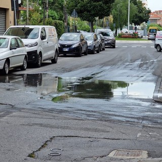 Albenga, tubo rotto in via Ugo la Malfa: strada allagata (FOTO)