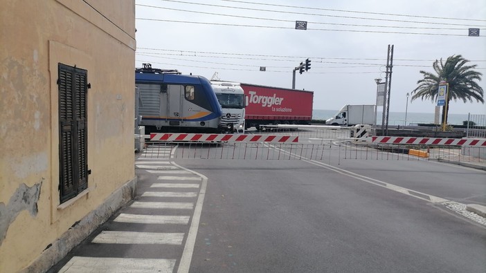 Aurelia e passaggi a livello, stavolta tocca a Borgio: tir sfonda la sbarra, traffico rallentato (FOTO)