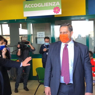 Il presidente Toti in visita all'hub vaccinale di Taggia: &quot;Le decisioni sul dopo Pasqua nel pomeriggio&quot; (FOTO e VIDEO)