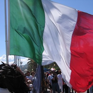 Savona, torna la tradizione, la consegna del tricolore da parte dei Lions ai bambini delle scuole