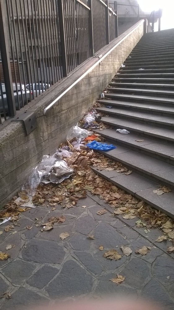 Il degrado in piazza del Popolo e ai piedi del tribunale a Savona