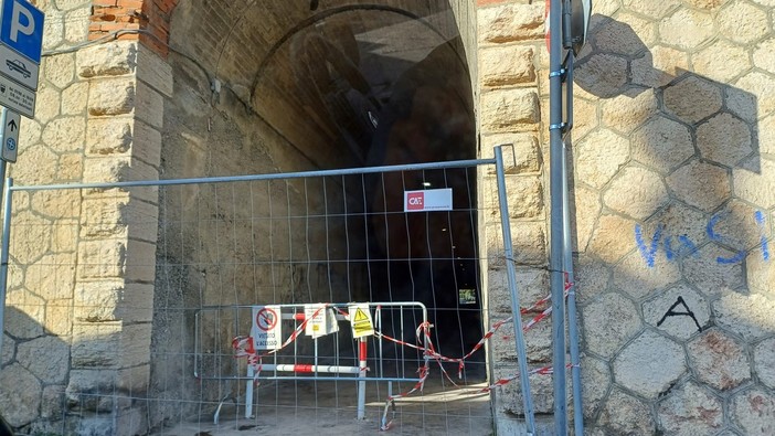 Albisola, chiuso il sottopasso vicino alla stazione per infiltrazioni: transennato l'accesso