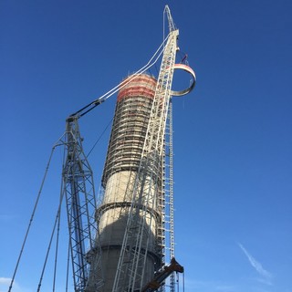 Vado, continua l'intervento di demolizione della ciminiera della Tirreno Power