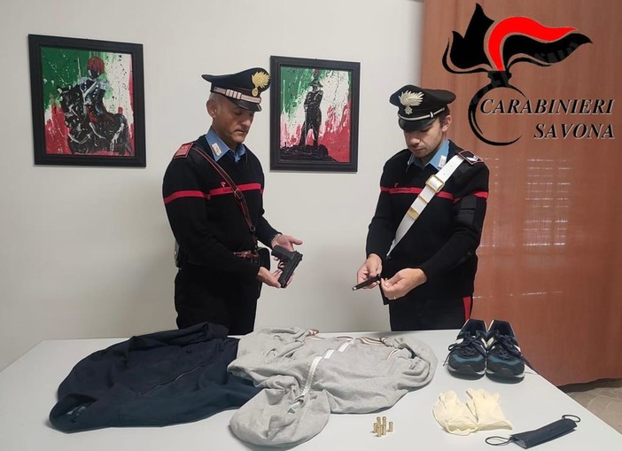 Cairo, armato di pistola tenta di rapinare un negozio: 53enne arrestato dai carabinieri