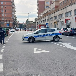 Savona, cadono pezzi di coibentazione da un tetto: traffico in tilt