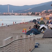 Savona, spiagge libere invase dai campeggiatori abusivi per la settimana di Ferragosto