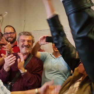 Albenga, festeggiamenti al point elettorale di Riccardo Tomatis (VIDEO)