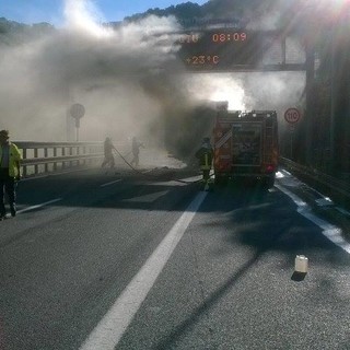 Tir in fiamme sulla A10 a Spotorno: riaperta l'autostrada in direzione Genova